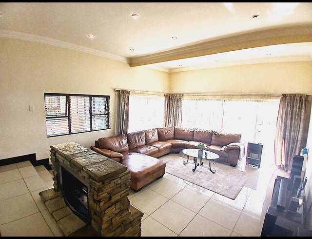 4 BEDROOM GOLF ESTATE FOR SALE IN BLUE VALLEY GOLF ESTATE